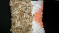 Capa para almofada bege com detalhes de fuxico